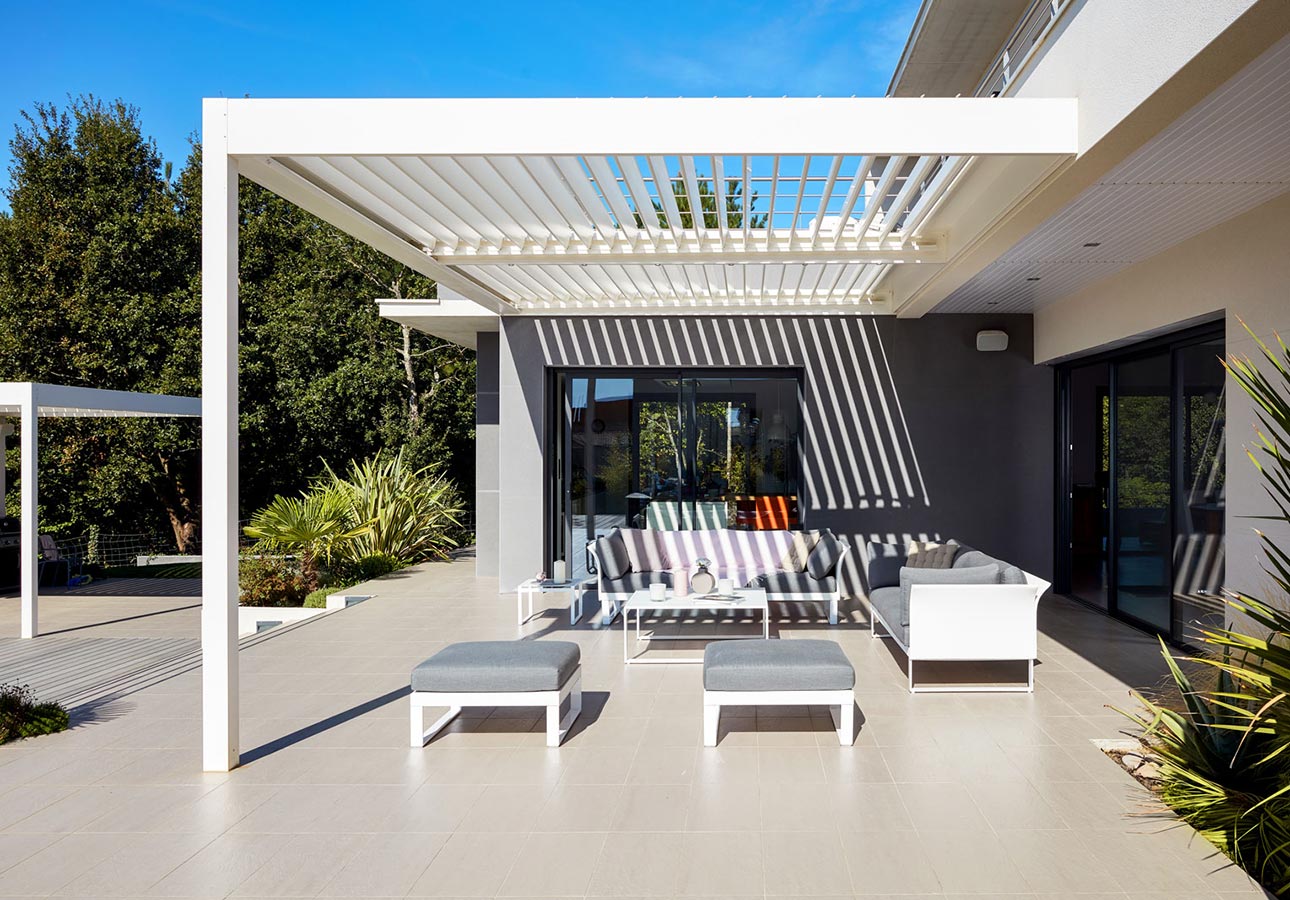 Pergola-with-Roof--Retractable-Garden-Roof-Sliding-Aluminium-Louvered-Roof-for-Veranda-and-Garden
