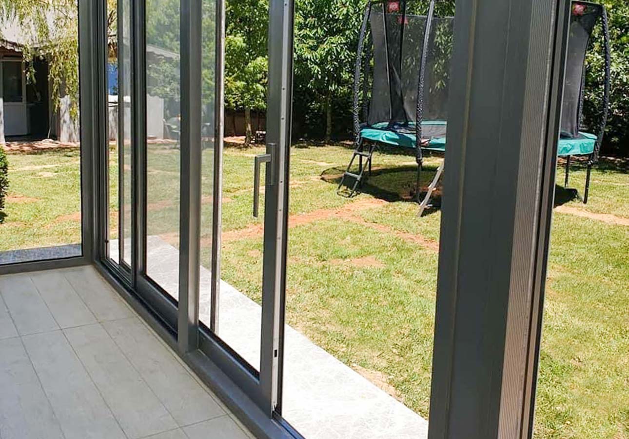 Pergola-with-Retractable-Glass-Roof-System-Veranda-patio-Slidining-Glass-Roof-UK