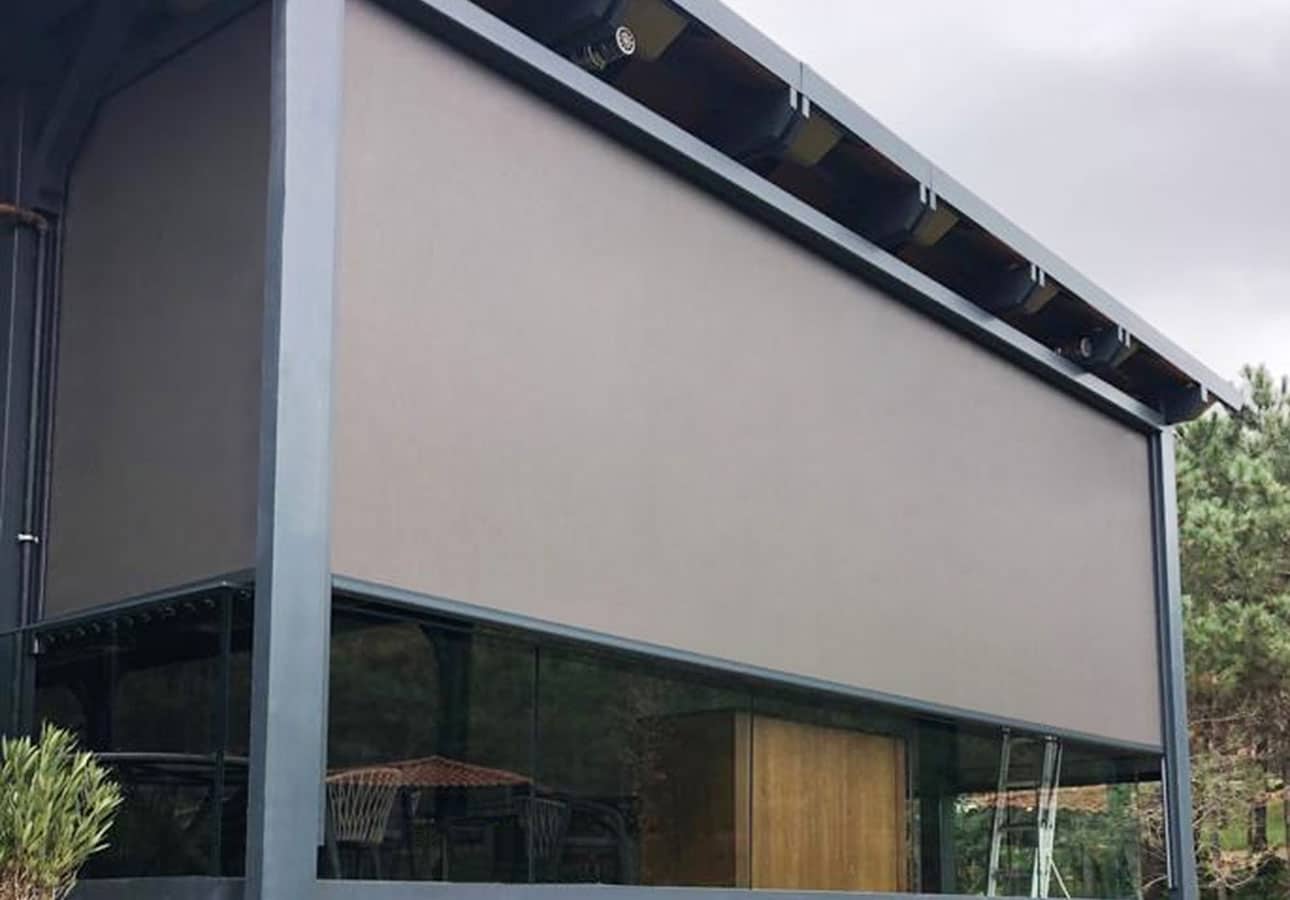 Zip screen blinds between pergola posts