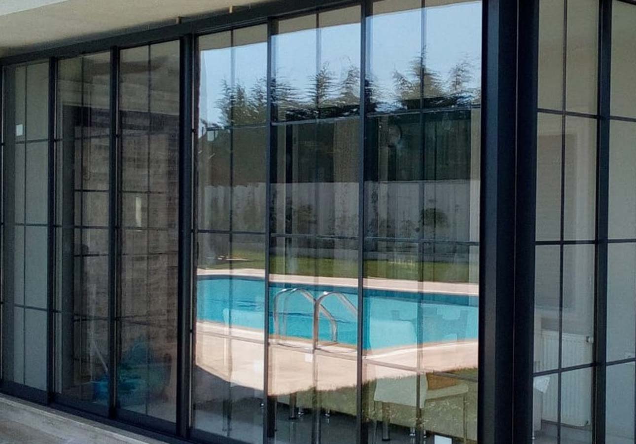 Pergola-with-Retractable-Glass-Roof-System-Veranda-patio-Slidining-Glass-Roof-UK