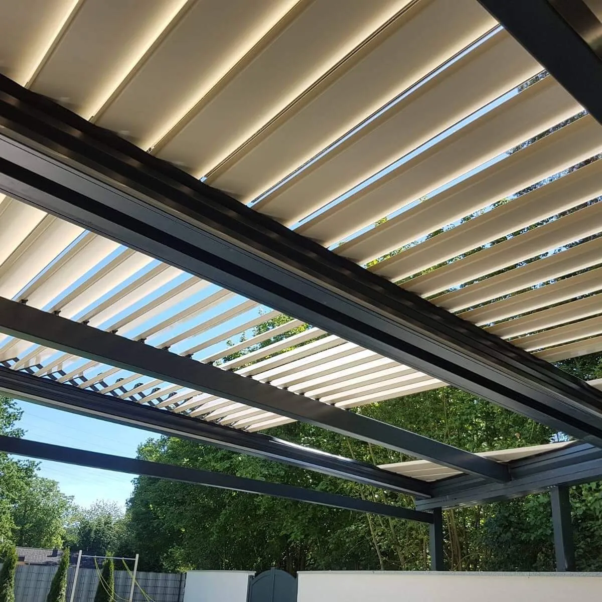 Aluminium louvres of a bioclimatic pergola with LED lighting