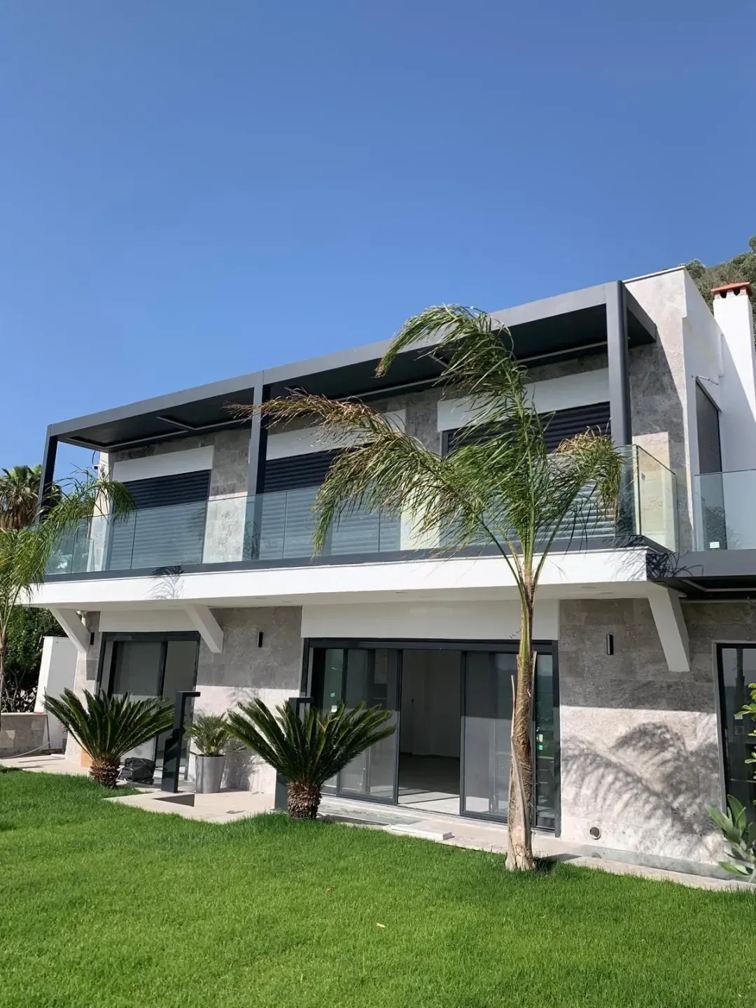 Bioclimatic pergolas on a modern villa