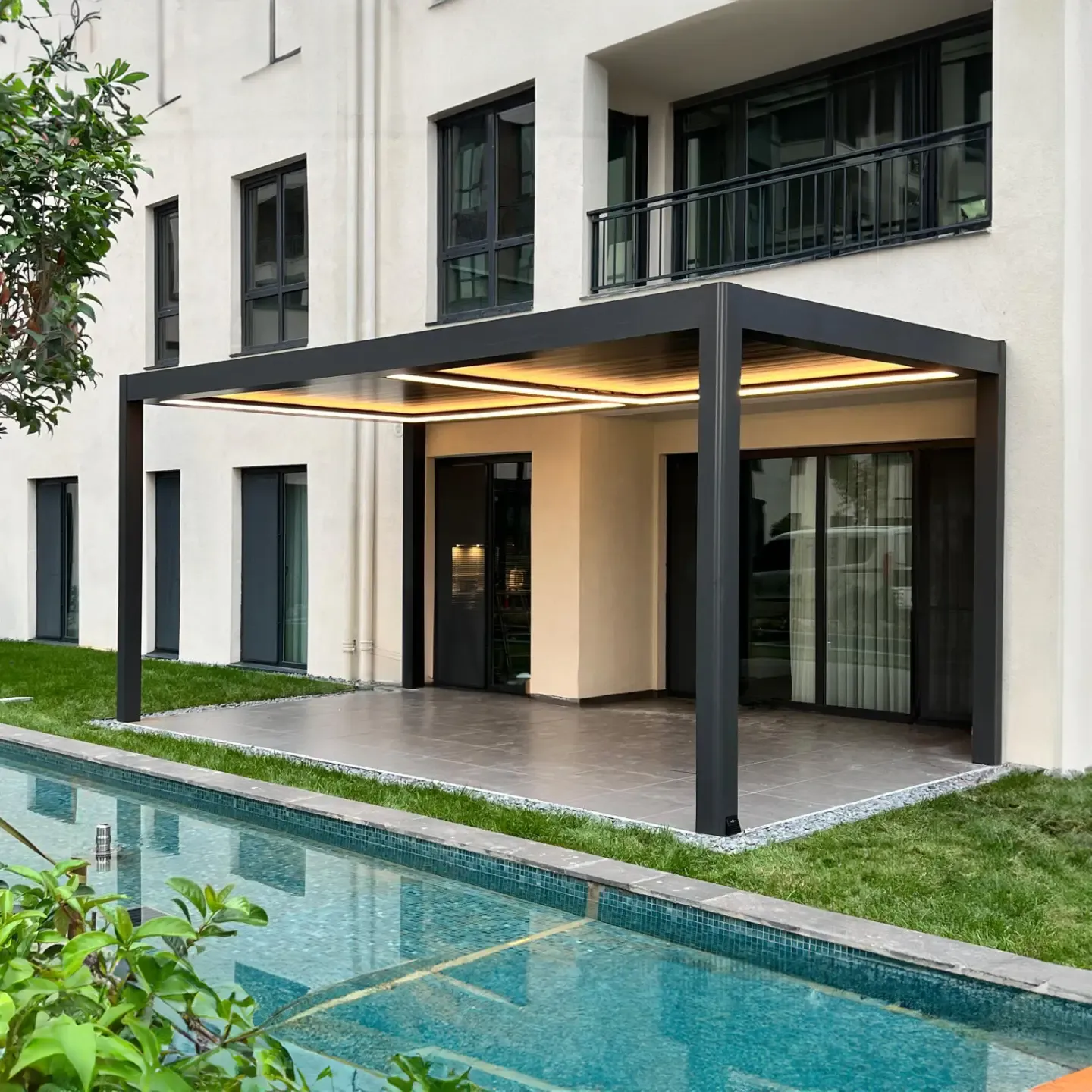 Bioclimatic pergola by a pool at an apartment building