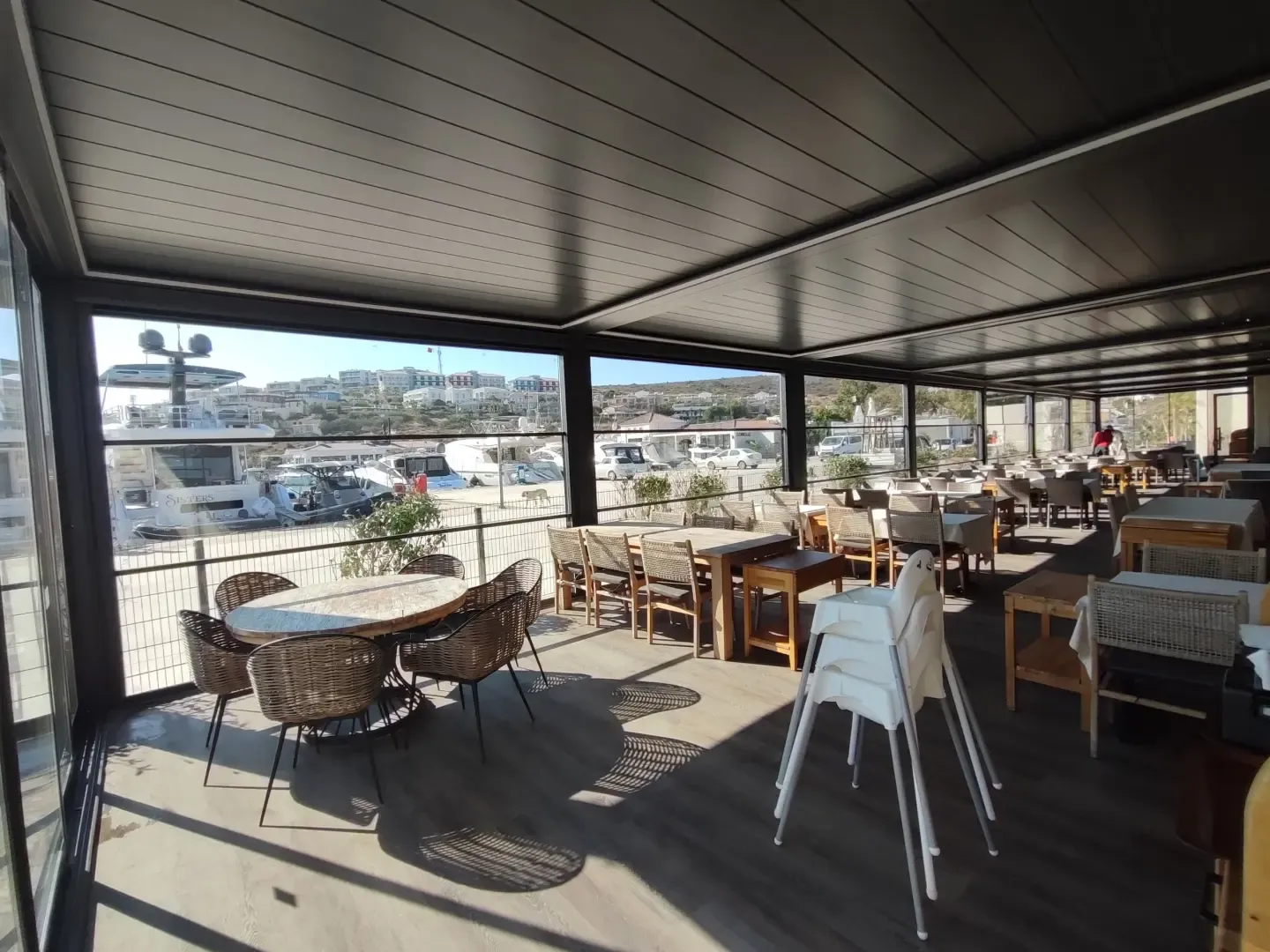Restaurant terrace covered by a bioclimatic pergola