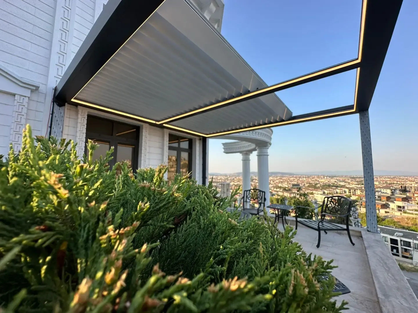 Bioclimatic pergola on a roof terrace with city view