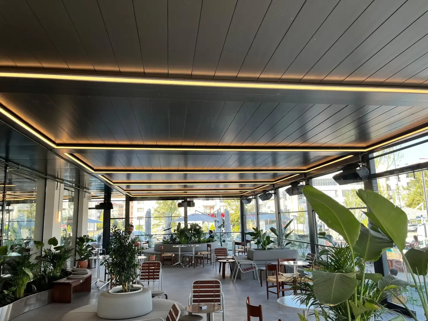 Rooftop restaurant under a bioclimatic pergola with LED lighting