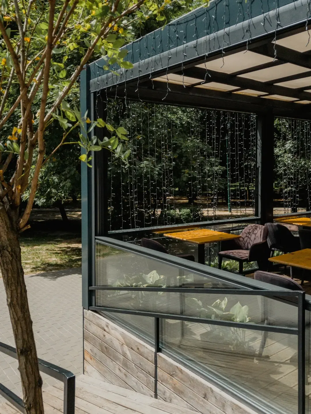 Sea view restaurant enclosed with guillotine glass