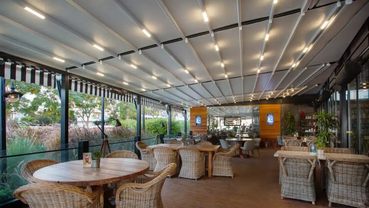 Motorised awning pergola over a restaurant terrace