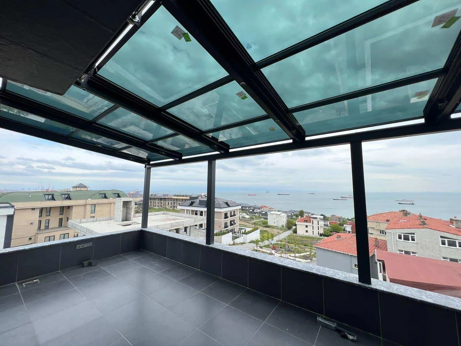 Retractable glass roof on a city view roof terrace