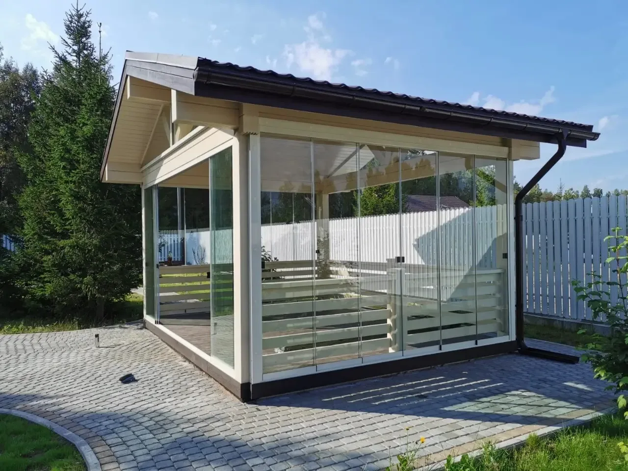 Aluminium veranda with a sandwich panel roof